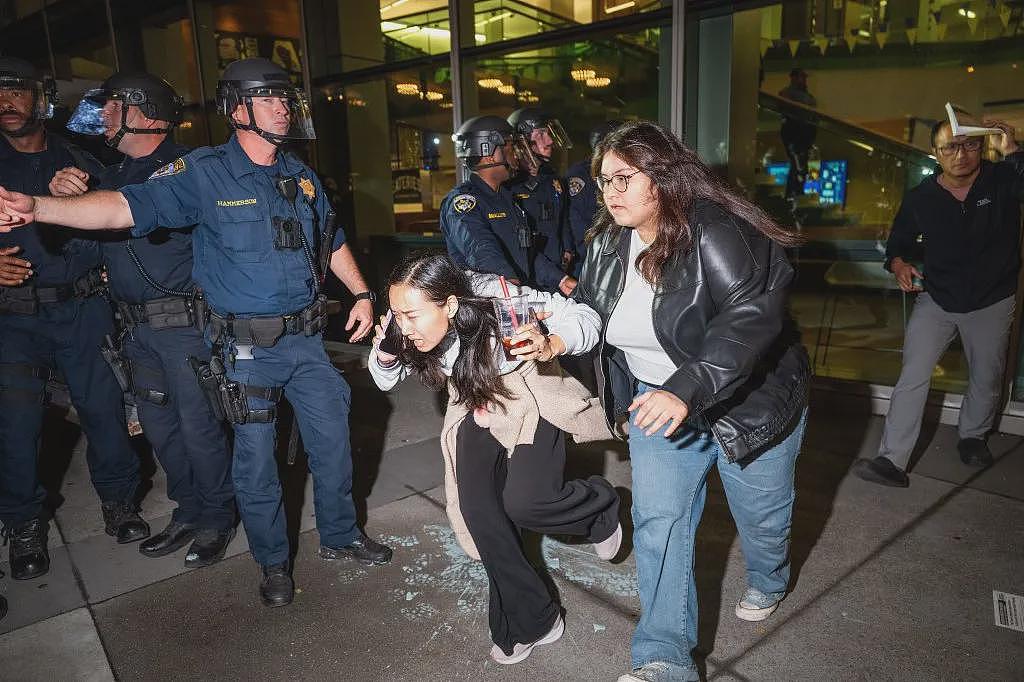 加州伯克利大学爆大规模冲突！打成一片，多人被捕（组图） - 5