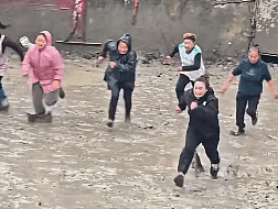 贵州一村庆丰收办“抓猪比赛”，女子飞身压擒震撼网友（视频/组图） - 1