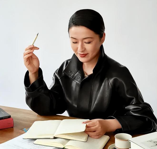 上视节官微被冲！网友要求撤掉秦雯所获奖项，本人至今不敢回应（组图） - 22