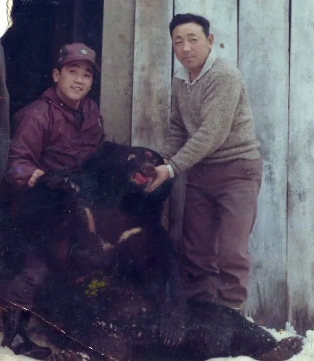 太可怕!日本“熊灾“失控,今年被目睹2万次“熊出没“,黑熊频繁出现城镇街道,多人伤亡(组图) - 28