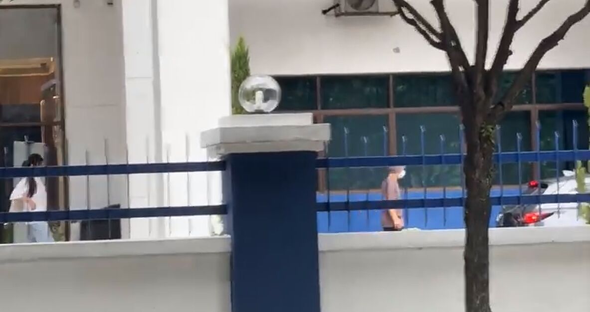 黄明志获保释暴瘦露面！15年女友不离不弃，护爱紧跟（组图） - 1