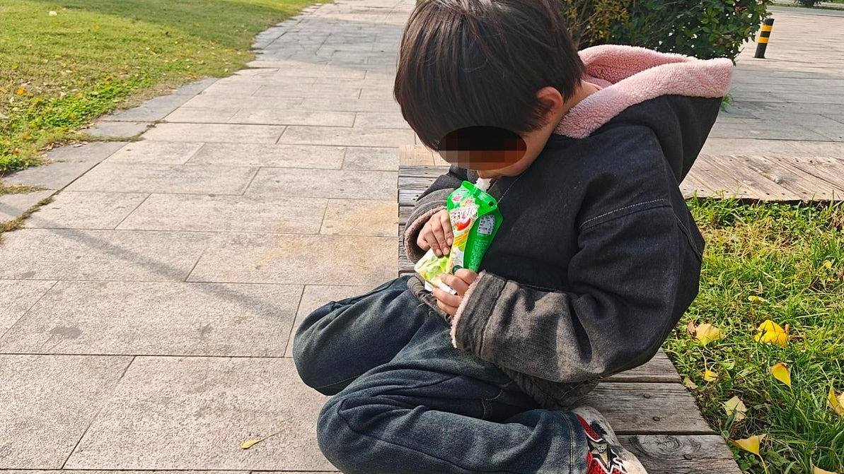 西安8岁女童丧母，冬天穿拖鞋街头捡食，路人拍片终改写悲惨命运（组图） - 1