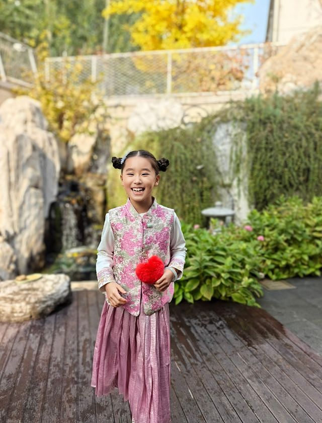赵文卓妻女北京别墅赏秋，院里满是落叶，仨子女只有小女儿留身边（组图） - 6