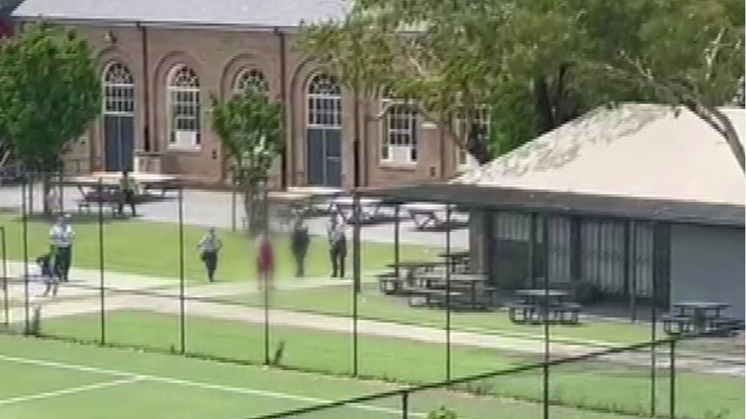 澳洲高中内,警方动用电击枪,制服持刀学生(组图) - 1