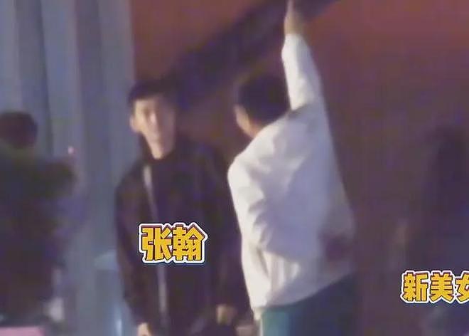 张翰疑似恋情曝光后被偶遇,为粉丝签名超随和,字迹好漂亮(组图) - 1