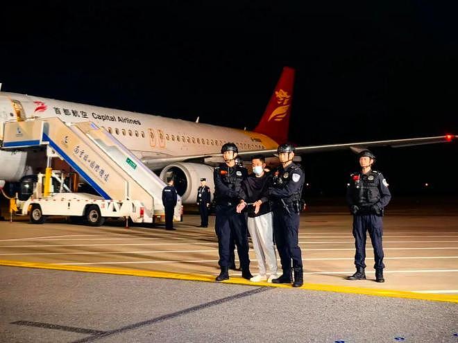 缅北KK园区头目佘智江被押解回国：登机前微笑，下机时腿软（组图） - 1