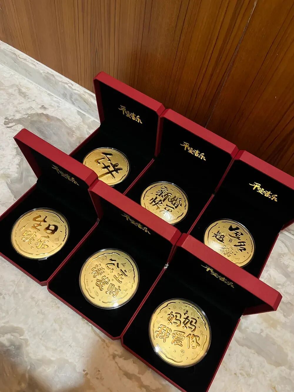 买不起金饰的年轻人,盯上了0.05克黄金大饼(组图) - 11