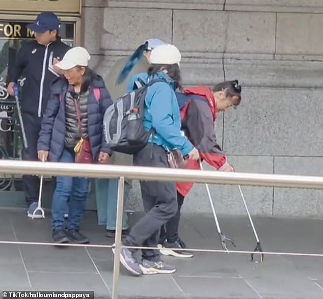一群日本人被拍到在墨尔本地标建筑捡垃圾！澳洲主持人：这太羞耻了（组图） - 4