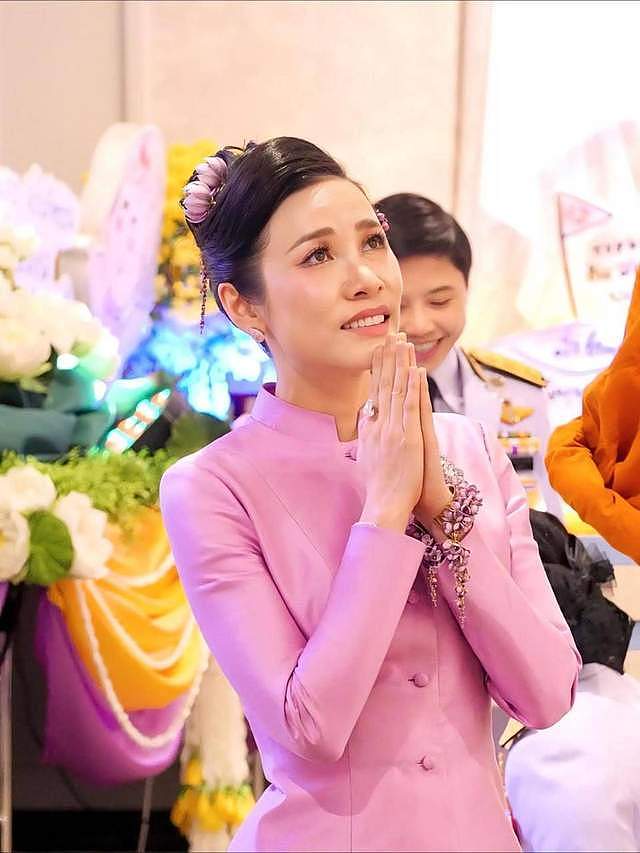 诗妮娜携新靠山惊艳回归！从阶下囚到准王储导师，诗妮娜逆袭传奇（组图） - 12