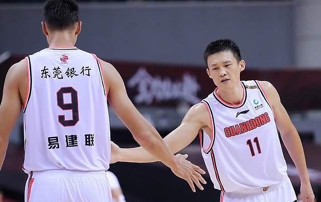易建联近况曝光!周鹏:大哥永远是大哥,身材比运动员时期还要棒(组图) - 3