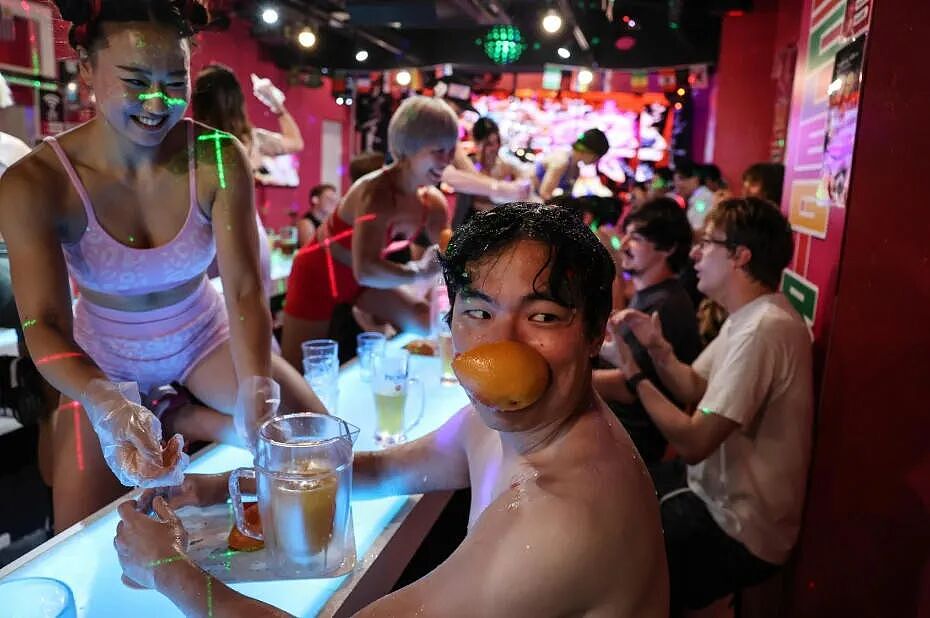 日本肌肉女酒吧:全女服务生但都超壮!徒手碎橙子、公主抱顾客...(组图) - 3