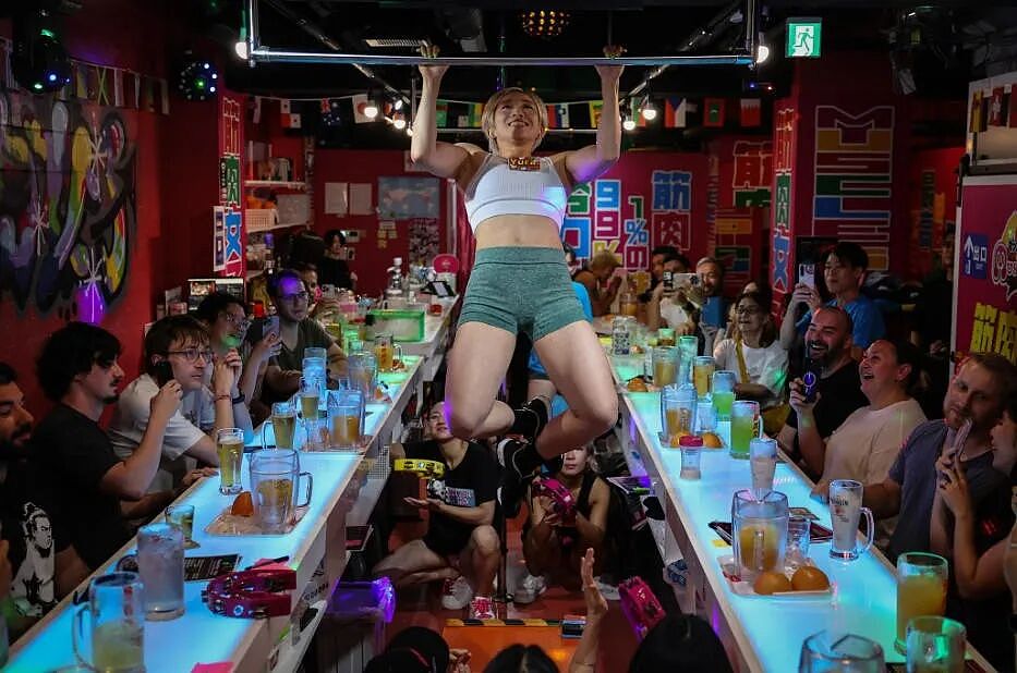日本肌肉女酒吧:全女服务生但都超壮!徒手碎橙子、公主抱顾客...(组图) - 9