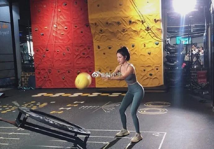 【美女】爱撸铁的瑜伽老师口出狂言:健身不是为了穿衣好看而是脱衣好看,网友:大写的服(组图) - 20