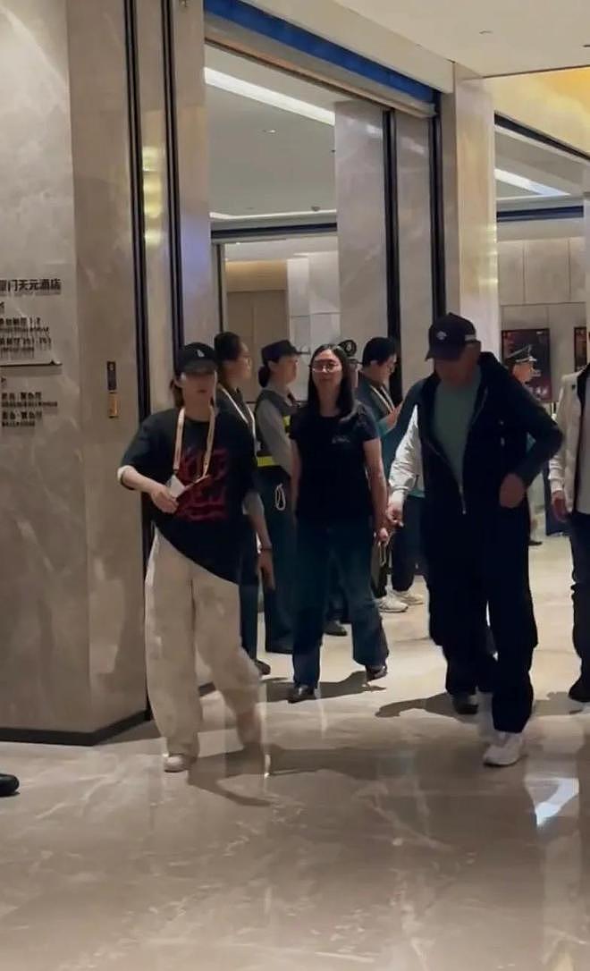 陈道明亲自指导金鸡奖舞台，他晒黑了，身体硬朗，穿绿色卫衣很帅（组图） - 22