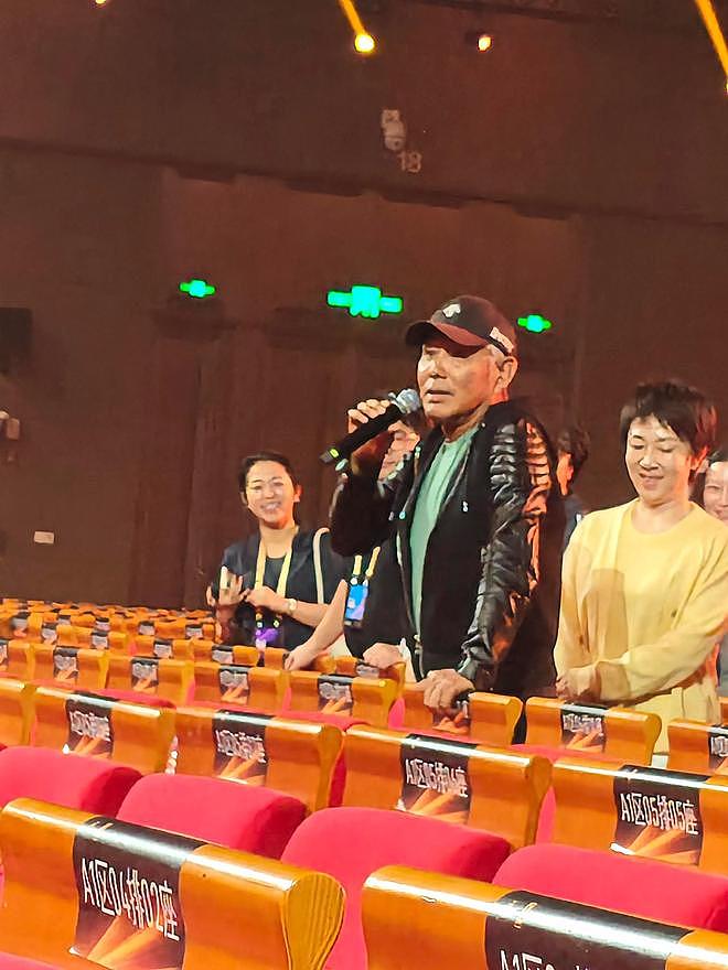 陈道明亲自指导金鸡奖舞台，他晒黑了，身体硬朗，穿绿色卫衣很帅（组图） - 5
