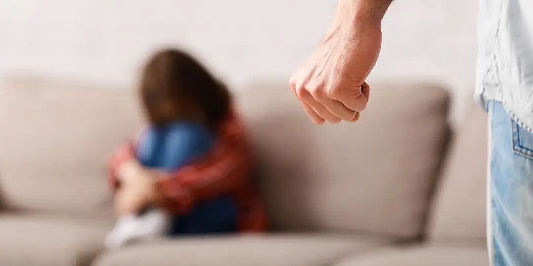 比“裸孩”还惨！继父和亲生母亲长年虐女，致其大小便失禁，却只被判12年？（组图） - 6