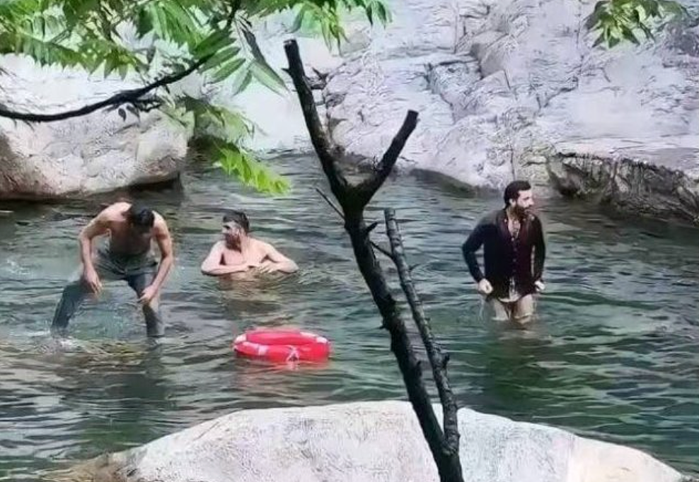 印度游客庐山景区下水洗澡， 还互相搓背！视频引爆热议，警方介入（视频/组图） - 1
