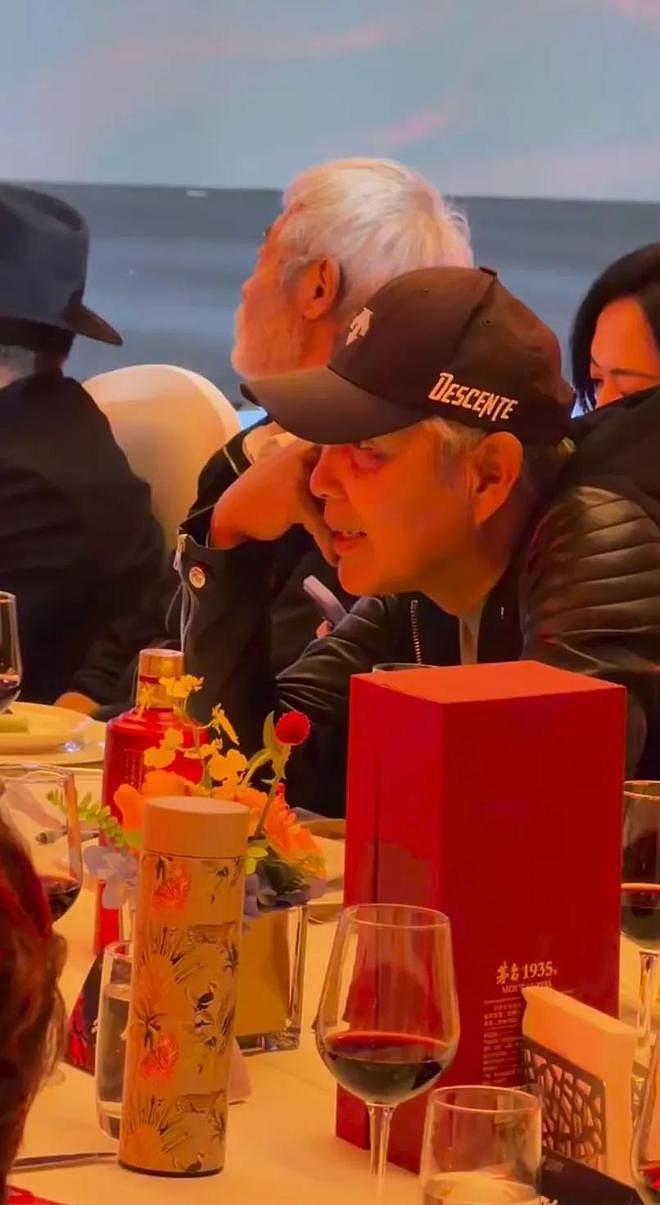 陈道明亲自指导金鸡奖舞台，他晒黑了，身体硬朗，穿绿色卫衣很帅（组图） - 24