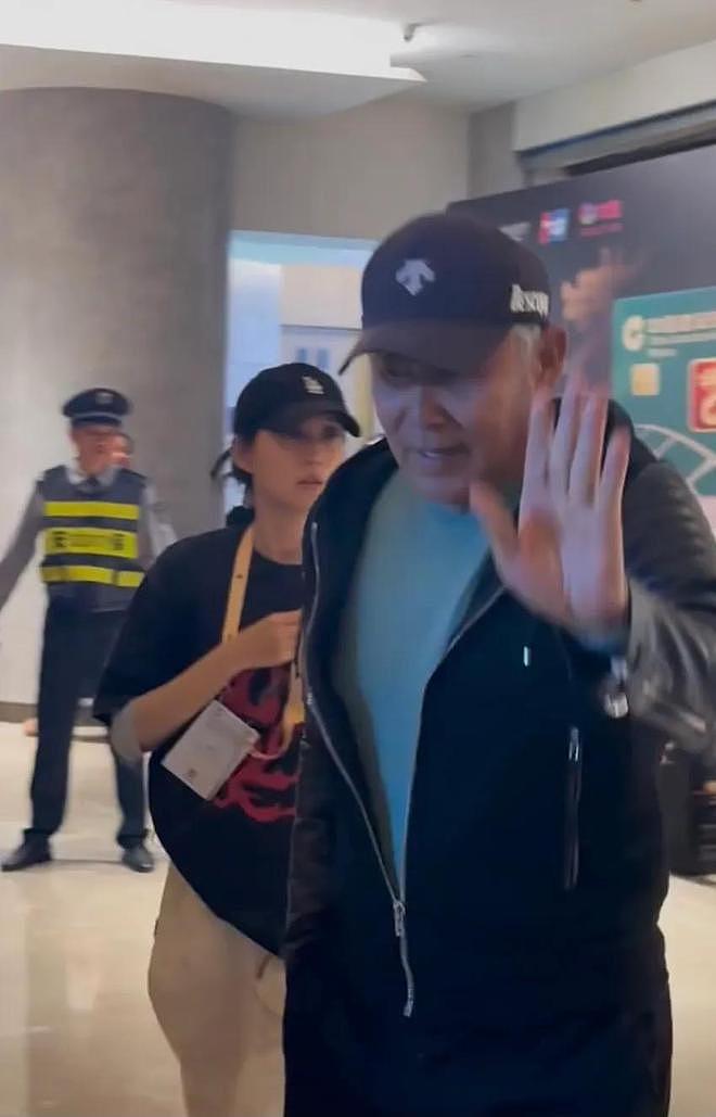 陈道明亲自指导金鸡奖舞台，他晒黑了，身体硬朗，穿绿色卫衣很帅（组图） - 21