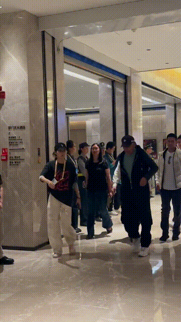 陈道明亲自指导金鸡奖舞台，他晒黑了，身体硬朗，穿绿色卫衣很帅（组图） - 19