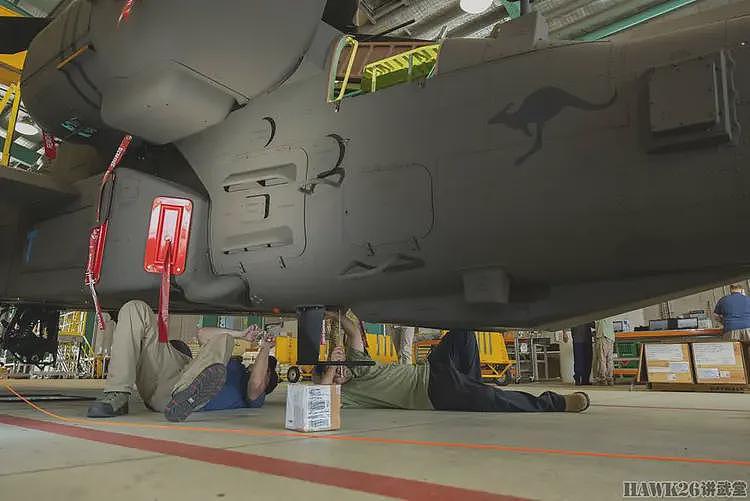 澳大利亚接收AH-64E“阿帕奇”武装直升机,波音技术人员亲自组装(组图) - 8
