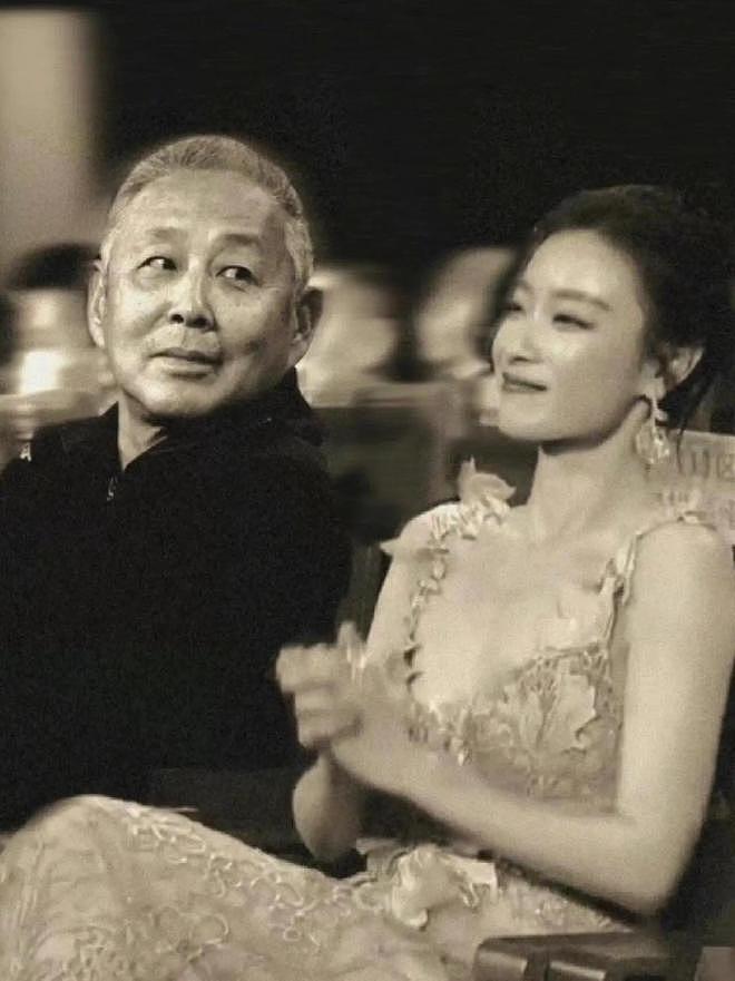 陈道明亲自指导金鸡奖舞台，他晒黑了，身体硬朗，穿绿色卫衣很帅（组图） - 17