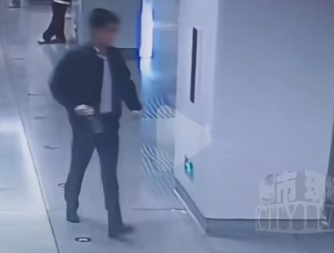 出乎意料！南宁地铁一男子当街如厕，网友竟一窝蜂对其表示感谢（组图） - 2