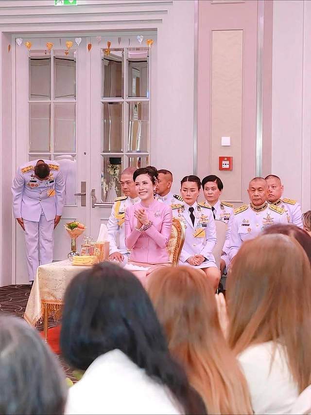 诗妮娜携新靠山惊艳回归！从阶下囚到准王储导师，诗妮娜逆袭传奇（组图） - 10