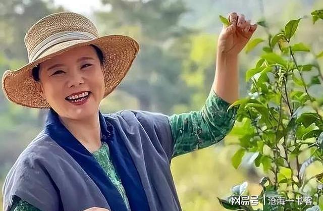 50岁龚琳娜独居深山，房子后面是一片坟地，离婚后养猫为伴不害怕（组图） - 1