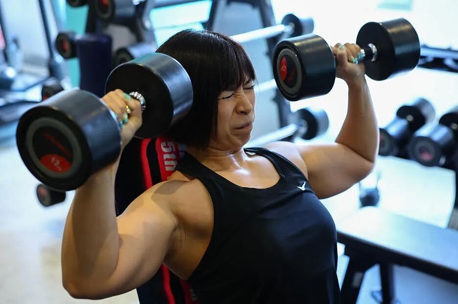 日本肌肉女酒吧:全女服务生但都超壮!徒手碎橙子、公主抱顾客...(组图) - 5