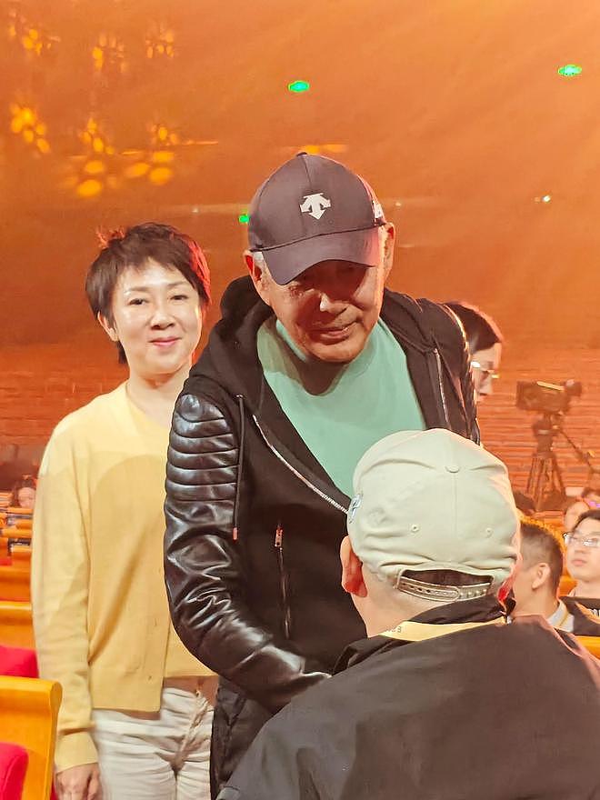 陈道明亲自指导金鸡奖舞台，他晒黑了，身体硬朗，穿绿色卫衣很帅（组图） - 1