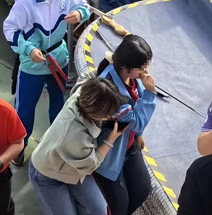 广东中学女生被弓箭射中面部,校方通报:学生表演误伤,受伤学生送医后情况平稳(组图) - 2