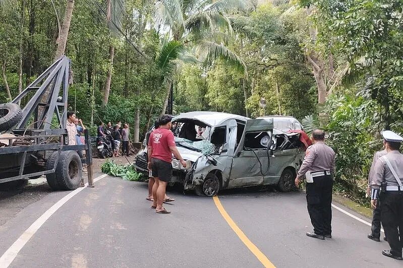 中国游客5死8伤!旅游胜地大巴失控冲下山,车头严重变形,玻璃全碎(组图) - 4