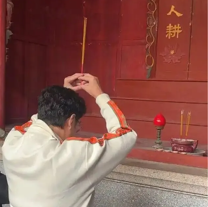 美女道姑靠 “狐媚术” 色诱香客500万：上身道袍下身蕾丝恶心手段看吐我…（组图） - 4