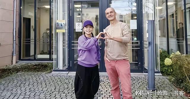 50岁龚琳娜独居深山，房子后面是一片坟地，离婚后养猫为伴不害怕（组图） - 2