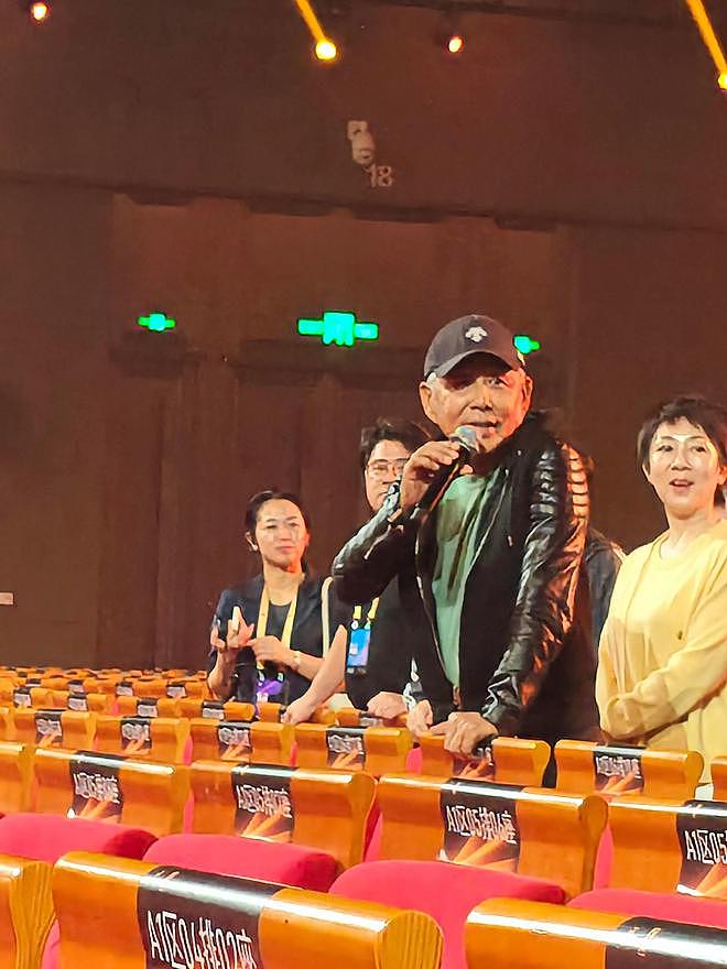 陈道明亲自指导金鸡奖舞台，他晒黑了，身体硬朗，穿绿色卫衣很帅（组图） - 4