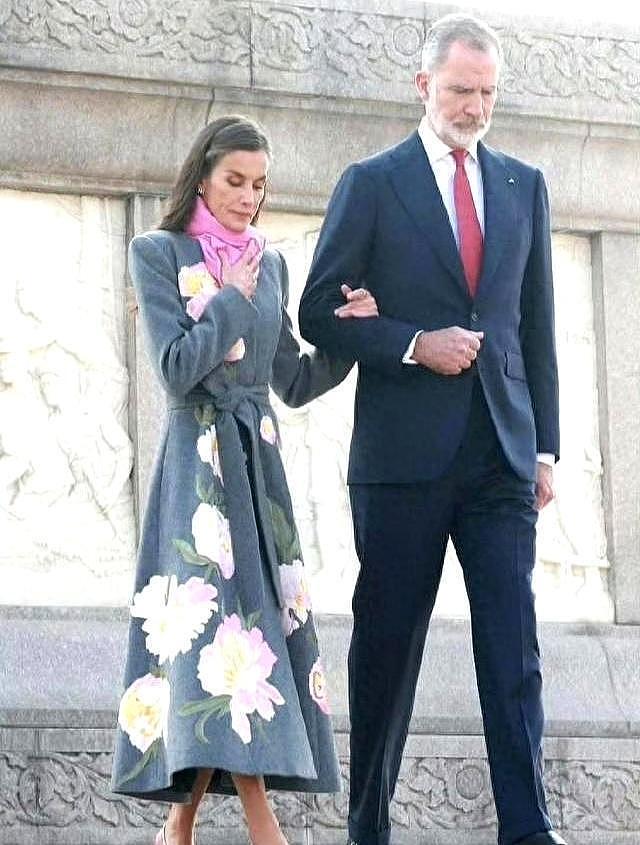 西班牙王室莱蒂齐亚王后与国王丈夫到访中国,穿多套中国风时装惊艳亮相,巧妙搭配艳光四射(组图) - 2