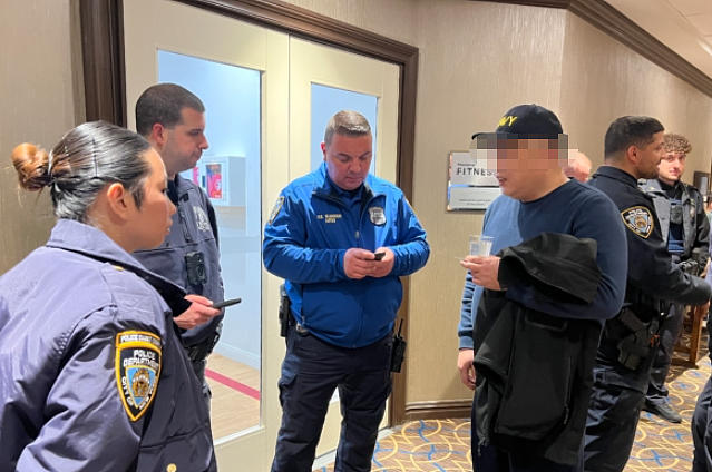 美国华男取钱时被盯上，车门没锁4000现金被偷！警察：“我们不管”（组图） - 1