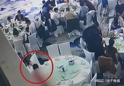 婚宴后茅台酒“集体失踪”？ 网络视频质疑服务员“藏酒” 酒店硬刚回复： 用宴会厅监控还原每瓶酒的轨迹（组图） - 1