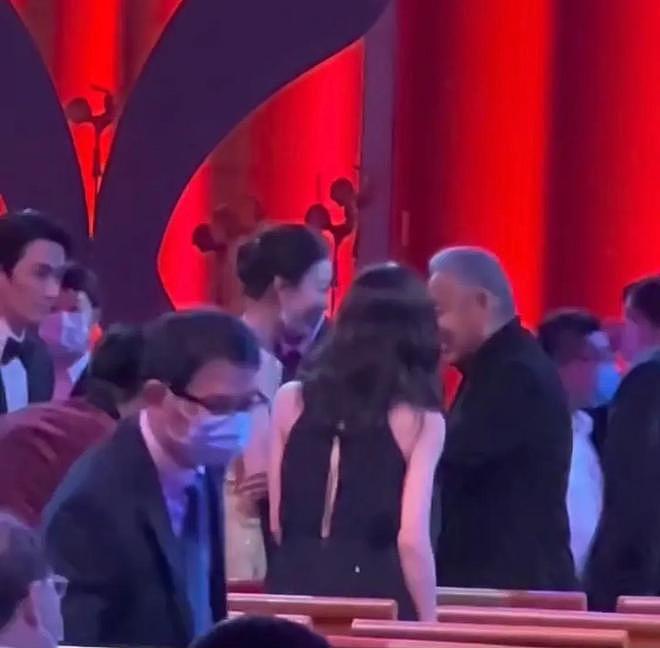陈道明亲自指导金鸡奖舞台，他晒黑了，身体硬朗，穿绿色卫衣很帅（组图） - 16