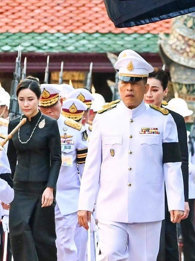 诗妮娜携新靠山惊艳回归！从阶下囚到准王储导师，诗妮娜逆袭传奇（组图） - 3