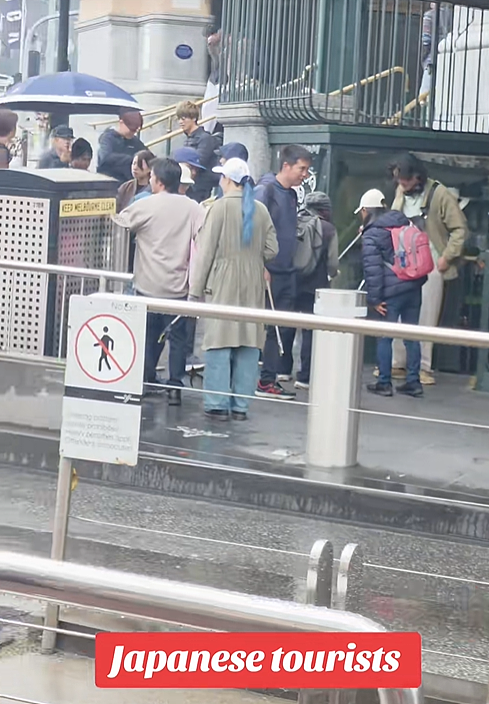 一群日本人被拍到在墨尔本地标建筑捡垃圾！澳洲主持人：这太羞耻了（组图） - 6