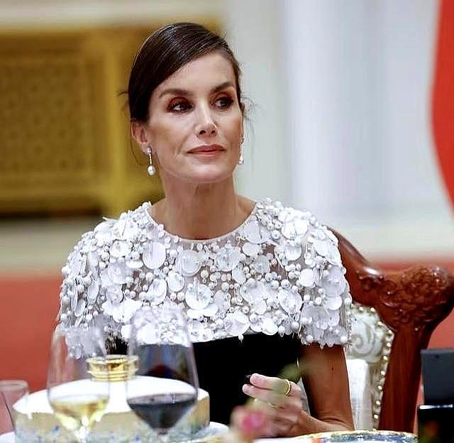 西班牙王室莱蒂齐亚王后与国王丈夫到访中国,穿多套中国风时装惊艳亮相,巧妙搭配艳光四射(组图) - 5