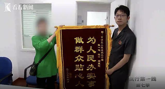 七旬爷叔自称“等爱情”每晚伫立南浦大桥下，却拖欠房租、屋中堆满垃圾清运出100多箱，房东：老鼠、蟑螂到处都是（组图） - 12
