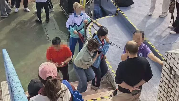 广东高中运动会开幕射箭表演,一箭射入女生脸部(组图) - 1