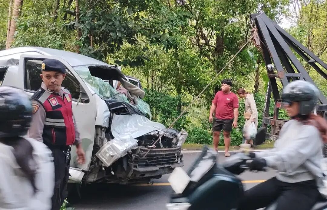 中国游客5死8伤!旅游胜地大巴失控冲下山,车头严重变形,玻璃全碎(组图) - 1