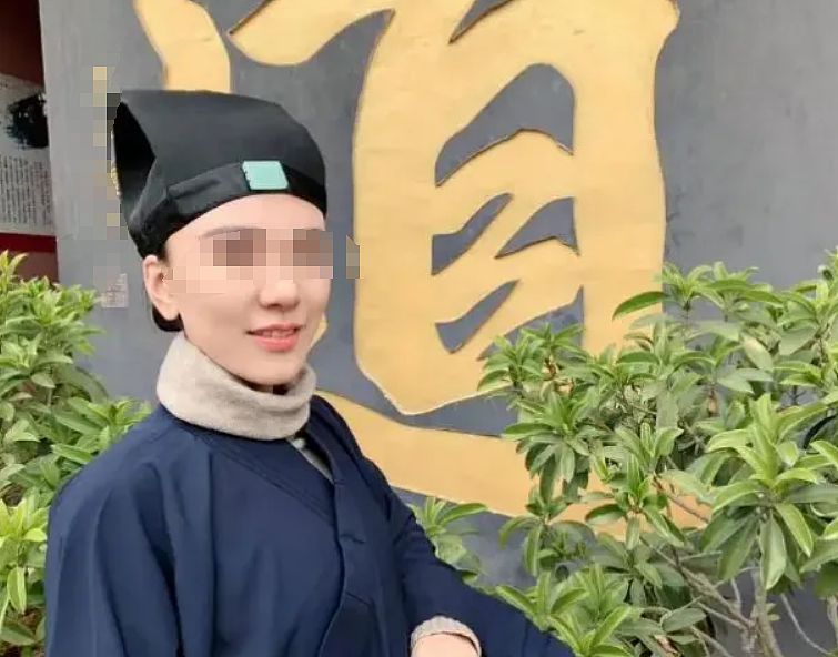 美女道姑靠 “狐媚术” 色诱香客500万：上身道袍下身蕾丝恶心手段看吐我…（组图） - 1