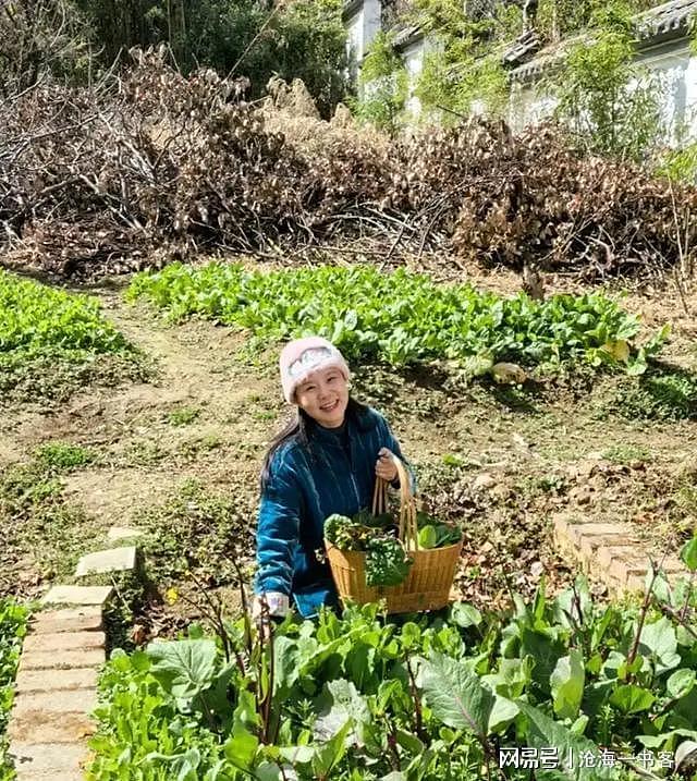 50岁龚琳娜独居深山，房子后面是一片坟地，离婚后养猫为伴不害怕（组图） - 4