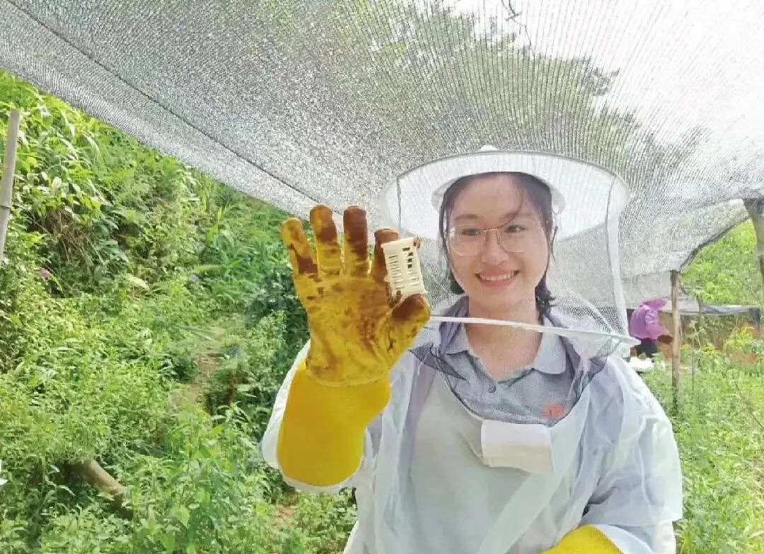 考编上岸,却被逼成“擦边顶流”?(组图) - 15