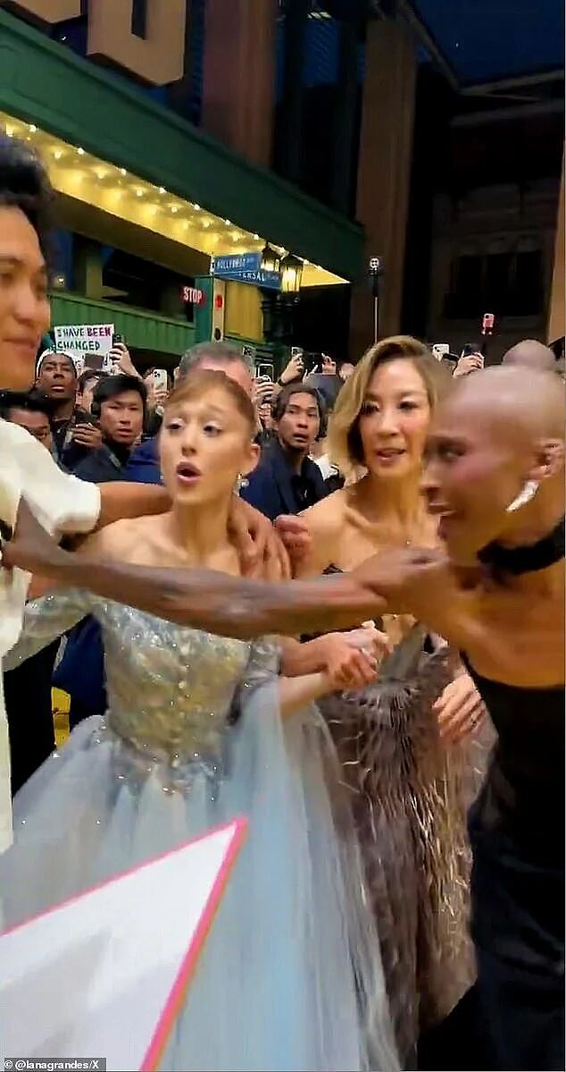 红毯惊魂！A妹被澳洲网红突袭搂肩，原来早有前科，奥运会都干过？（组图） - 4